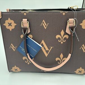 282 New Adrienne Vittadini Tote, detachable wristlet. Detachable shoulder strap.